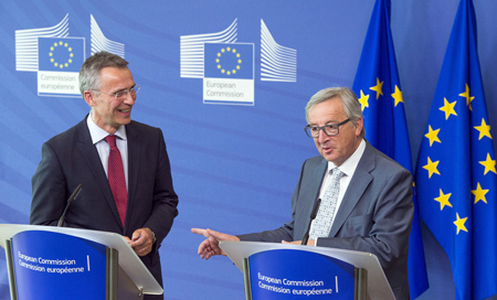 juncker y stoltenberg Juncker urge dotar a la UE de un Ejército para que